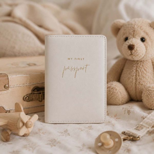 Passholder MY FIRST PASSPORT hvit Katie Loxton